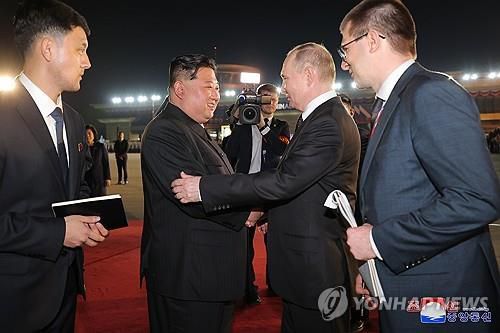 김정은, 푸틴 환송    (평양 조선중앙통신=연합뉴스) 블라디미르 푸틴 러시아 대통령이 평양 방문일정을 마치고 지난 19일 밤 전용기로 평양을 출발했다고 조선중앙통신이 20일 보도했다. 김정은 북한 국무위원장이 평양 국제공항에 나와 푸틴을 환송했다. 2024.6.20      [국내에서만 사용가능. 재배포 금지. For Use Only in the Republic of Korea. No Redistribution]     nkphoto@yna.co.kr (끝)