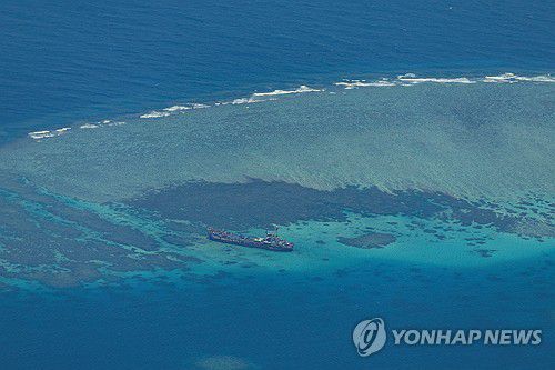 남중국해에 좌초된 필리핀군 군함남중국해 스프래틀리 군도 세컨드 토머스 암초(중국명 런아이자오·필리핀명 아융인)에 좌초된 필리핀군 군함. 2024.06.21 [로이터 연합뉴스 자료사진. 재판매 및 DB 금지]
