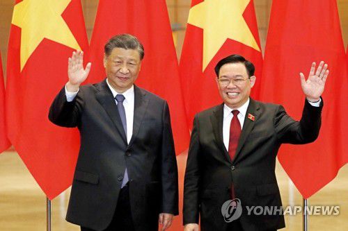 베트남 국회의장과 손 흔드는 시진핑지난해 12월 13일(현지시간) 시진핑 중국 국가주석(왼쪽)과 브엉 딘 후에 베트남 국회의장이 베트남 하노이 국회에서 기념 촬영을 위해 포즈를 취하고 있다. 시 주석은 이틀간 베트남을 국빈 방문했다. 2024.6.21 [EPA 연합뉴스 자료사진. 재판매 및 DB 금지]