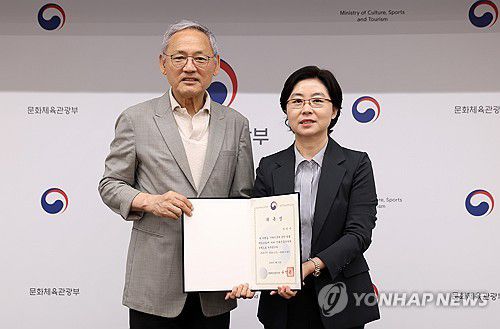 제1기 만화진흥위원회 위원 위촉식(서울=연합뉴스) 유인촌 문화체육관광부 장관이 21일 서울 종로구 국립현대미술관 서울관에서 열린 제1기 만화진흥위원회 위원 위촉식에서 장정숙 만화진흥위원회 위원장에게 임명장을 수여한 뒤 기념 촬영하고 있다. 2024.6.21 [문화체육관광부 제공. 재판매 및 DB 금지] photo@yna.co.kr