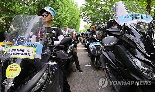 배달라이더들의 오토바이 행렬(서울=연합뉴스) 김혜인 기자 = 민주노총 공공운수노조 라이더유니온지부 조합원들이 21일 오후 국회의사당 역 앞에서 '배달라이더 × 배달상점주 플랫폼 갑질 규탄대회'를 열고 오토바이 행렬을 선보이고 있다. 2024.6.21 in@yna.co.kr