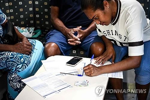 보르도 경찰서 밖에 주차된 경찰 버스 안에서 사람들이 위임장을 작성하는 모습.[AFP 연합뉴스 자료사진. 재판매 및 DB 금지]