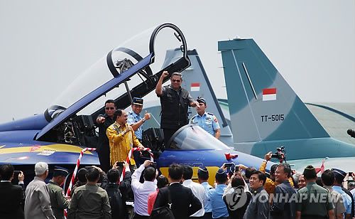한국-인도네시아 T-50 초음속 항공기 인도인수식2014년 2월 13일 인도네시아 자카르타 할림공군기지에서 열린 한국-인도네시아 T-50 초음속 항공기 인도인수식에서 수실로 밤방 유도요노 인도네시아 대통령이 조종석에 올라 설명을 들은 뒤 공군 조종사들과 취재진에 힘껏 주먹을 쥐고 있다.  [연합뉴스 자료사진]