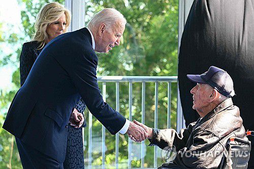2차 대전 참전용사와 악수하는 바이든 미국 대통령[AFP 연합뉴스 자료사진. 재판매 및 DB 금지]