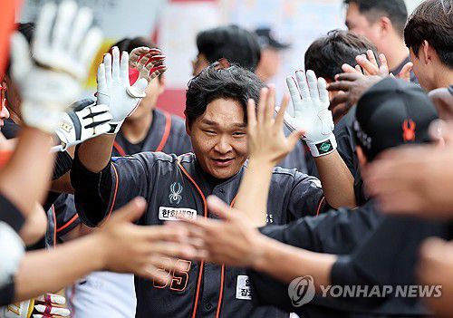 김태연, 9회에 극적인 홈런(광주=연합뉴스) 조남수 기자 = 23일 광주기아챔피언스필드에서 열린 프로야구 한화 이글스와 KIA 타이거즈의 더블헤더 1차전. 한화 김태연이 9회초 1사에서 솔로홈런을 치고 홈인한 뒤 더그아웃에서 동료와 기쁨을 나누고 있다. 2024.6.23 iso64@yna.co.kr