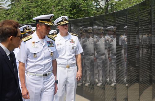 유엔공원 둘러보는 한미 해군 지휘부왼쪽은 최성혁 해군작전사령관, 오른쪽은 크리스토퍼 알렉산더 제9항모강습단장 [차근호 기자]