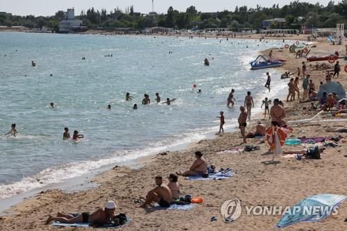 작년 여름까지도 휴양객으로 빼곡하던 크림반도 해변[타스 연합뉴스 자료사진. 재판매 및 DB 금지]