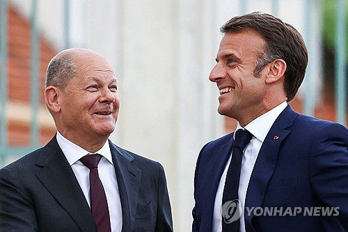 올라프 숄츠 독일 총리(왼쪽)와 에마뉘엘 마크롱 프랑스 대통령[로이터 연합뉴스 자료사진. 재판매 및 DB 금지]