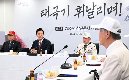 6·25 참전용사와의 간담회 참석한 오세훈 시장(서울=연합뉴스) 오세훈 서울시장이 25일 오전 74주년 6·25를 맞아 시청에서 참전용사를 초청해 간담회를 열었다. 이날 간담회에는 참전유공자 7명이 참석했다. 2024.6.25 [서울시 제공. 재판매 및 DB 금지]