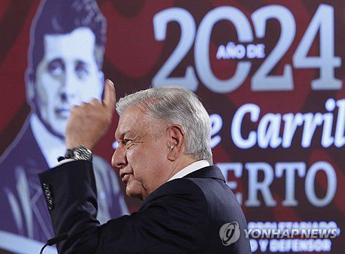 기자회견하는 멕시코 대통령[멕시코시티 EPA=연합뉴스. 재판매 및 DB 금지]