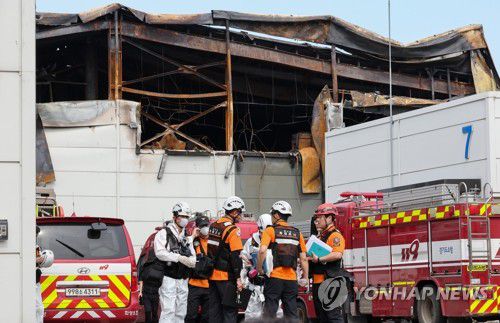 화재 원인을 찾아라(화성=연합뉴스) 홍기원 기자 = 25일 오전 경기도 화성시 서신면 리튬전지 공장 화재 현장에서 경찰과 소방, 국립과학수사연구원, 국토안전연구원, 고용노동부, 산업안전관리공단 등 관계자들이 화재 원인을 찾기 위한 합동 감식을 하고 있다.     지난 24일 오전 10시 31분 화성시 서신면 전곡리 소재 일차전지 업체인 아리셀 공장에서 불이 났다.     이 불로 22명이 숨지고, 8명이 중경상을 입었다. 1명은 연락이 두절된 상태이다. 2024.6.25 xanadu@yna.co.kr