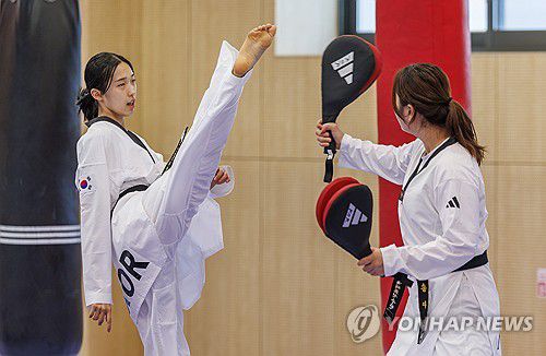 매서운 발차기 연습하는 태권도 대표팀 김유진(진천=연합뉴스) 황광모 기자 = 25일 오전 충북 진천 대한체육회 진천선수촌 태권도장에서 2024 파리올림픽 태권도 대표팀의 김유진이 발차기 훈련을 하고 있다. 2024.6.25 hkmpooh@yna.co.kr
