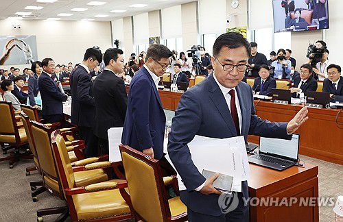 회의장 나서는 국민의힘 의원들(서울=연합뉴스) 신준희 기자 = 25일 국회에서 열린 과학기술정보방송통신위원회 전체회의에서 국민의힘 최형두 간사(맨 오른쪽) 등 의원들이 야당 의원의 발언과 관련해 항의를 표하며 자리를 떠나고 있다. 2024.6.25 hama@yna.co.kr