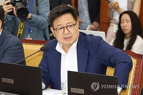 질의하는 김장겸 의원(서울=연합뉴스) 김주성 기자 = 국민의힘 김장겸 의원이 25일 국회에서 열린 과학기술정보방송통신위원회 전체회의에서 현안 질의를 하고 있다. 2024.6.25 utzza@yna.co.kr