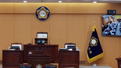 개회 예정 시각 1시간 16분 지나도 빈 서산시의회 의장석[촬영 정윤덕 기자]