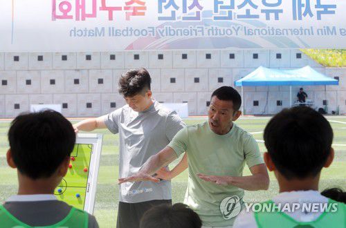 유소년 축구 지도하는 손흥민 아버지 손웅정 감독[연합뉴스 자료사진]