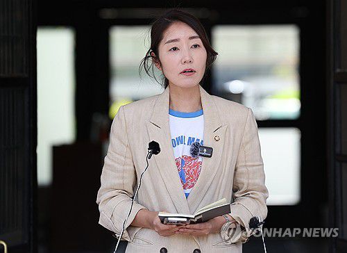 취재진 질문에 답하는 강선우 의원(서울=연합뉴스) 김성민 기자