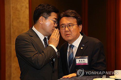 귀엣말 듣는 황운하 원내대표(서울=연합뉴스) 박찬대 더불어민주당 원내대표와 황운하 조국혁신당 원내대표(오른쪽)가 26일 서울 중구 롯데호텔에서 열린 2024 경향포럼에 참석해 귀엣말을 나누고 있다. 2024.6.26 [국회사진기자단] photo@yna.co.kr