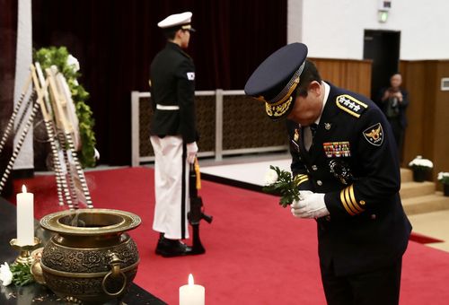 헌화하는 윤희근 경찰청장[경찰청 제공. 재판매 및 DB 금지]