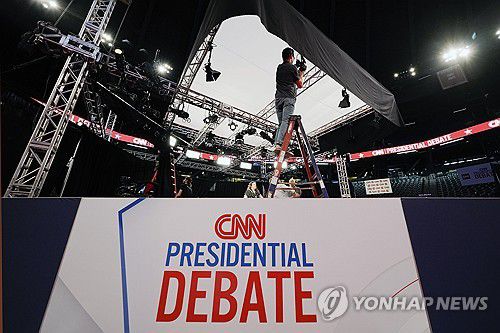 미 대선토론회를 준비 중인 CNN 직원들(애틀랜타 AP=연합뉴스) 26일(현지시간) 미국 CNN 방송 직원들이 조지아주 애틀랜타에서 조 바이든 대통령과 도널드 트럼프 전 대통령간의 TV 토론을 준비하고 있다. 024.6.26