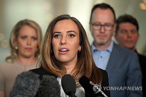 줄리언 어산지 아내 스텔라 어산지(캔버라 EPA=연합뉴스) 27일(현지시간) 호주 캔버라 국회의사당 앞에서 줄리언 어산지 아내 스텔라 어산지가 발언하고 있다. 2024.6.27. photo@yna.co.kr