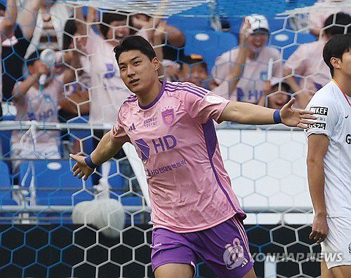 주민규 '골이다'(울산=연합뉴스) 김용태 기자 = 16일 울산 문수축구경기장에서 열린 하나은행 K리그1 2024 울산 HD와 FC서울의 경기에서 울산 주민규가 선제골을 넣고 환호하고 있다. 2024.6.16 yongtae@yna.co.kr