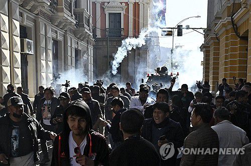 26일(현지시간) 볼리비아 대통령궁 앞에서 시민 해산을 위해 최루가스를 쏘는 볼리비아 군[라파스 AFP=연합뉴스. 재판매 및 DB 금지]