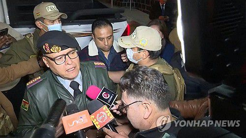 경찰에 연행되기 전 인터뷰하는 수니가 장군[라파스 AFP=연합뉴스. 볼리비아 TV 캡처. 재판매 및 DB 금지]