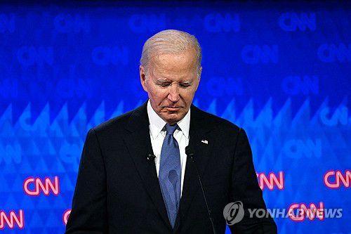 (애틀랜타 AFP=연합뉴스) 27일(현지시간) 미국 조지아주 애틀랜타 CNN 방송 스튜디오에서 열린 미국 대선 후보 첫 TV 토론에서 조 바이든 대통령이 토론에 참여하고 있다.   2024.6.27 photo@yna.co.kr