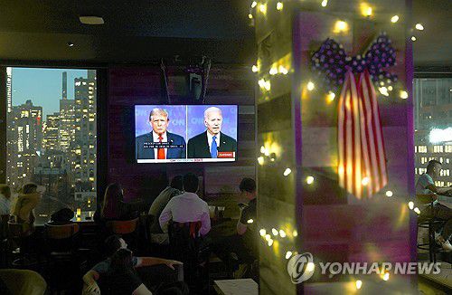 바이든·트럼프 토론을 보는 뉴욕시민들[UPI 연합뉴스]