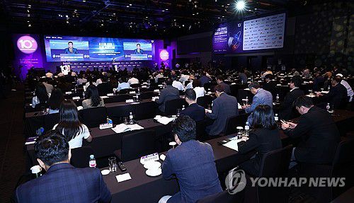 한반도 미래 심포지엄 특별연설하는 신원식 국방부 장관(서울=연합뉴스) 김인철 기자 = 신원식 국방부 장관이 28일 서울 중구 신라호텔 다이너스티홀에서 열린 제10회 한반도 미래 심포지엄에서 특별연설을 하고 있다. 2024.6.28 yatoya@yna.co.kr