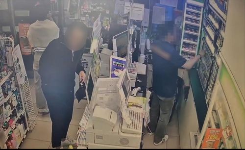 담배 구입하는 고객A씨는 학생인 B씨를 성인으로 착각하고 담배 3갑을 판매했다가 형사처벌과 행정처분을 받게 됐다. [제보자 제공]