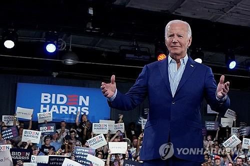 TV토론 다음날에 유세하는 바이든 대통령[롤리 [미 노스캐롤라이나주] 로이터=연합뉴스]