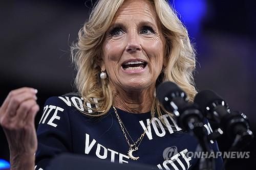 바이든 대통령 유세에 참석한 질 바이든 여사[롤리[미 노스캐롤라이나주] AP=연합뉴스]