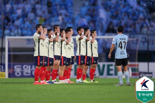 최기윤의 선제 결승 골에 거수경례 세리머니하는 김천 선수들[한국프로축구연맹 제공. 재판매 및 DB 금지]