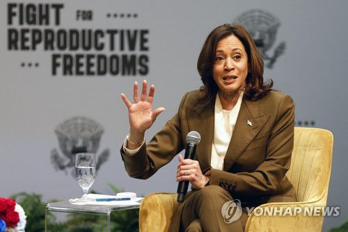 낙태권 보호 전국투어 나선 美 부통령(산호세 EPA=연합뉴스) 카멀라 해리스 미국 부통령이 29일(현지시간) 캘리포니아 산호세의 멕시칸 헤리티지 플라자에서 열린 '생식의 자유를 위한 투쟁' 전국 투어 행사에서 여배우 소피아 부시와 이야기하고 있다. 해리스의 '생식의 자유 투쟁' 캠페인인 도널드 트럼프 전 대통령을 겨냥한 조 바이든 대통령의 유세전의 일환이다. 2024.01.30 kjw@yna.co.kr