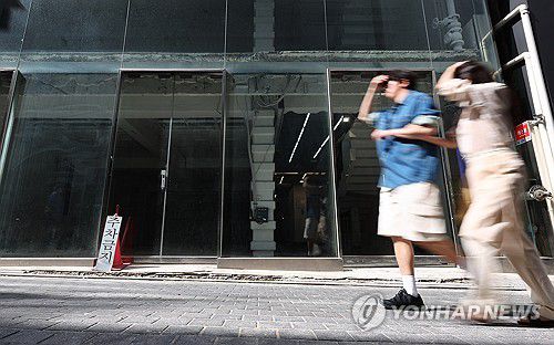 코로나 때보다 높아진 외식업체 폐업률(서울=연합뉴스) 서대연 기자 = 지난해 외식업체 폐업률이 코로나19 시기보다 높아진 것으로 나타났다.     28일 핀테크 기업 핀다의 빅데이터 상권분석 플랫폼 '오픈업'에 따르면 지난해 외식업체 81만8천867개 중 폐업한 업체는 17만6천258개로 폐업률이 21.52%에 달했다. 사진은 이날 서울 시내 한 상가 공실의 모습. 2024.4.28 dwise@yna.co.kr