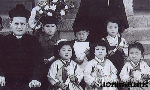 유치원 졸업식 때 김홍신(뒷줄 가운데 남자아이, 맨 왼쪽은 프랑스 신부님)[본인 제공]