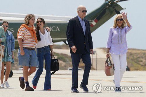 가족과 함께 에어포스원 탑승하려는 바이든[로이터 연합뉴스 자료사진. 재판매 및 DB 금지]