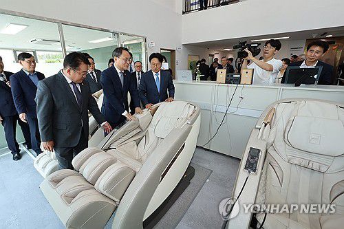 몸과 마음 치료하는 국립트라우마치유센터(광주=연합뉴스) 김혜인 기자 = 1일 오전 광주 서구 화정동 옛 국군광주병원을 활용한 국립트라우마치유센터에서 고기동 행정안전부 차관, 강기정 광주시장, 정무창 광주시의회 의장 등이 시설을 둘러보고 있다. 2024.7.1 in@yna.co.kr