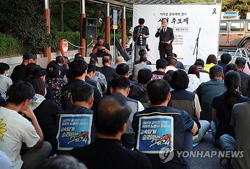 아리셀 화재 사망자를 추모하며(화성=연합뉴스) 권준우 기자 = 1일 오후 7시께 경기 화성시청에서 열린 아리셀 중대재해 참사 시민 추모제에서 참가자들이 발언하고 있다.   지난달 24일 경기도 화성시 서신면 전곡리 소재 일차전지 생산업체인 아리셀 공장에서 화재가 발생해 31명의 사상자가 발생했다. 2024.7.1 stop@yna.co.kr