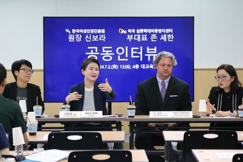 "아동 성착취물 근절 방안은…"존 시헌 미국 실종학대아동방지센터(NCMEC) 부회장이 2일 서울 중구 한국여성인권진흥원에서 인터뷰하고 있다. [한국여성인권진흥원 제공]