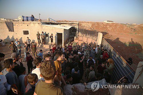 1일(현지시간) 시리아 알레포 인근 도시 아타립에서 튀르키예 군기지에 모여 항의하는 시리아인들.[EPA 연합뉴스 자료사진 재판매 및 DB 금지]