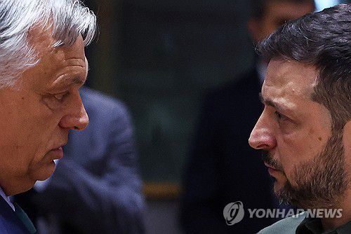 지난 4월 유럽연합 정상회의에서 만난 오르반 빅토르 헝가리 총리(왼쪽)와 볼로디미르 젤렌스키 우크라이나 대통령[로이터 연합뉴스 자료사진. 재판매 및 DB 금지]