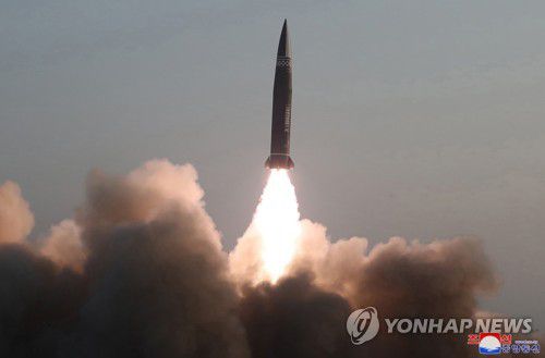 북한의 탄두중량 2.5t KN-23 개량형 탄도미사일[평양 조선중앙통신=연합뉴스 자료사진]     [국내에서만 사용가능. 재배포 금지. For Use Only in the Republic of Korea. No Redistribution] nkphoto@yna.co.kr