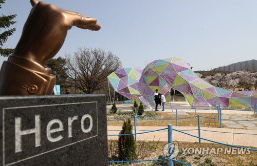 가수 임영웅 팬클럽 후원으로 조성된 'Hero 가든'(과천=연합뉴스) 류효림 기자 = 10일 경기도 과천시 서울대공원을 찾은 시민들이 가수 임영웅의 팬클럽 '영웅시대 withHero'의 기부로 조성된 Hero가든을 둘러보고 있다. 2022.4.10 ryousanta@yna.co.kr