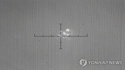 공중 폭발해 파편으로 흩어지는 북한 미사일(서울=연합뉴스) 군은 북한이 지난 26일 발사하고 '성공적인 다탄두 시험'이었다고 주장한 탄도미사일을 발사 전부터 추적했으며 실패 정황을 명확하게 포착했다고 28일 밝혔다. 사진은 공중 폭발해 파편으로 흩어지는 북한 미사일. 2024.6.28 [합동참모본부 제공. 재판매 및 DB 금지] photo@yna.co.kr