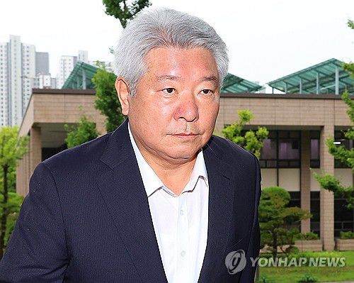 마지막 출근하는 김홍일 방송통신위원장(과천=연합뉴스) 김도훈 기자 = 탄핵안 보고 전 자진 사퇴 의사를 밝힌 김홍일 방송통신위원장이 2일 오전 정부과천청사로 출근하고 있다. 2024.7.2 superdoo82@yna.co.kr