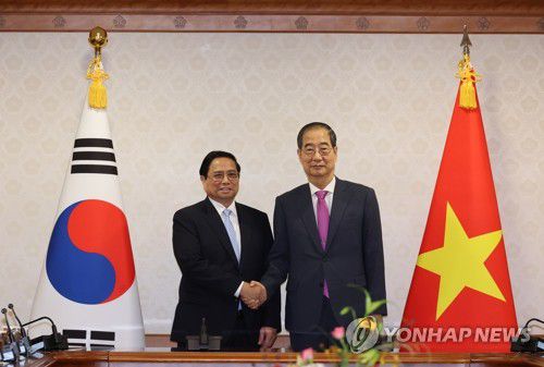 한-베트남 총리 회담(서울=연합뉴스) 최재구 기자 = 한덕수 국무총리(오른쪽)가 2일 서울 종로구 정부서울청사에서 열린 한-베트남 총리 회담에서 팜 밍 찡 베트남 총리와 인사하고 있다. 2024.7.2 jjaeck9@yna.co.kr