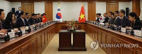 한-베트남 총리 회담(서울=연합뉴스) 최재구 기자 = 한덕수 국무총리와 팜 밍 찡 베트남 총리가 2일 서울 종로구 정부서울청사에서 열린 한-베트남 총리 회담에 참석하고 있다. 2024.7.2 jjaeck9@yna.co.kr